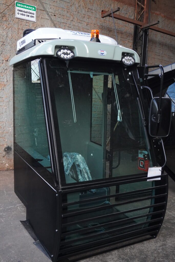 cabine sob medida para colhedora de café fabricada pela MS Cabines